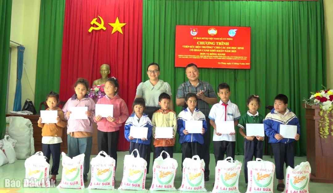 អ្នករៀបចំបានផ្តល់អំណោយដល់សិស្សក្នុងស្ថានភាពលំបាក។