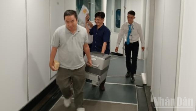 ndo_br_doan-bac-si-va-hop-bao-quan-tang-duoc-vietnam-airlines-ho-tro-di-chuyen-nhanh-chong-trong-cau-hanh-khach-sau-khi-ha-canh-tai-hue.jpg