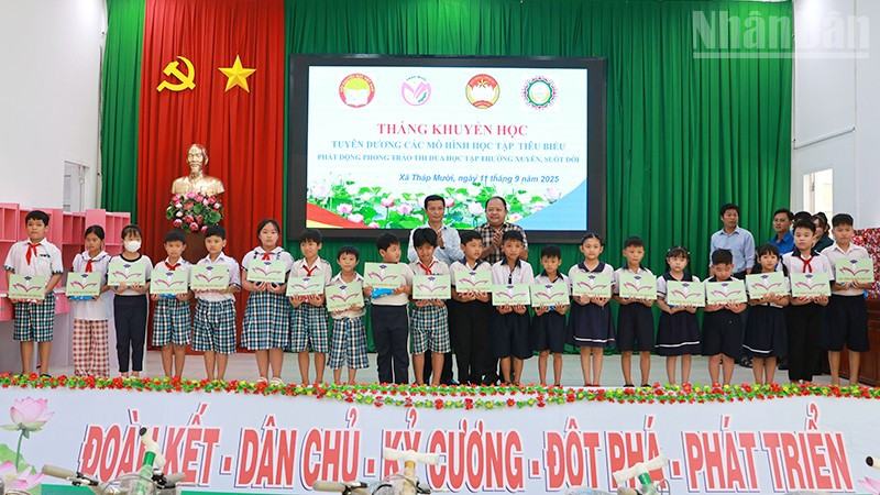 ក្រុមហ៊ុនទទួលបន្ទុកឆ្នោត Dong Thap Lottery One Member Limited និងថ្នាក់ដឹកនាំឃុំ Thap Muoi បានផ្តល់អាហារូបករណ៍ដល់សិស្សានុសិស្ស។