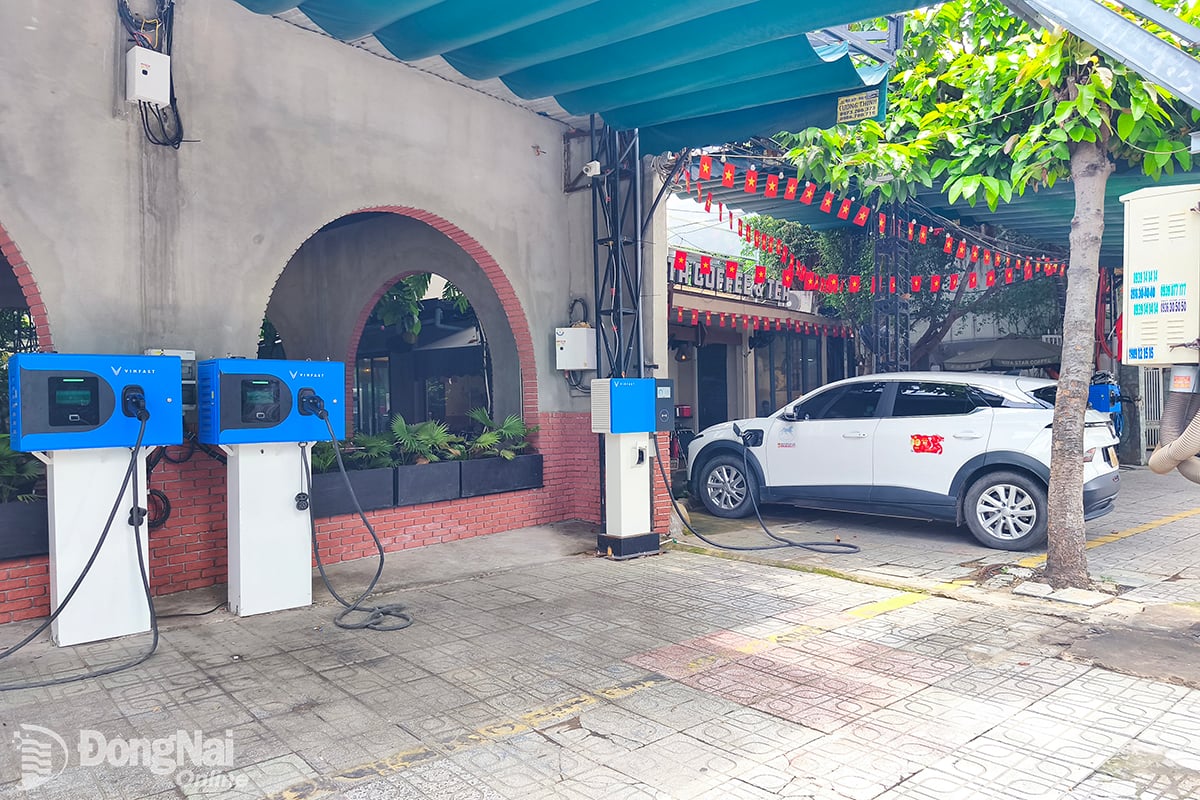 ហាង​កាហ្វេ​មួយ​បាន​វិនិយោគ​លើ​ស្ថានីយ​សាក​រថយន្ត​អគ្គិសនី​ក្នុង​សង្កាត់ Tan Trieu។ រូបថត៖ Van Gia
