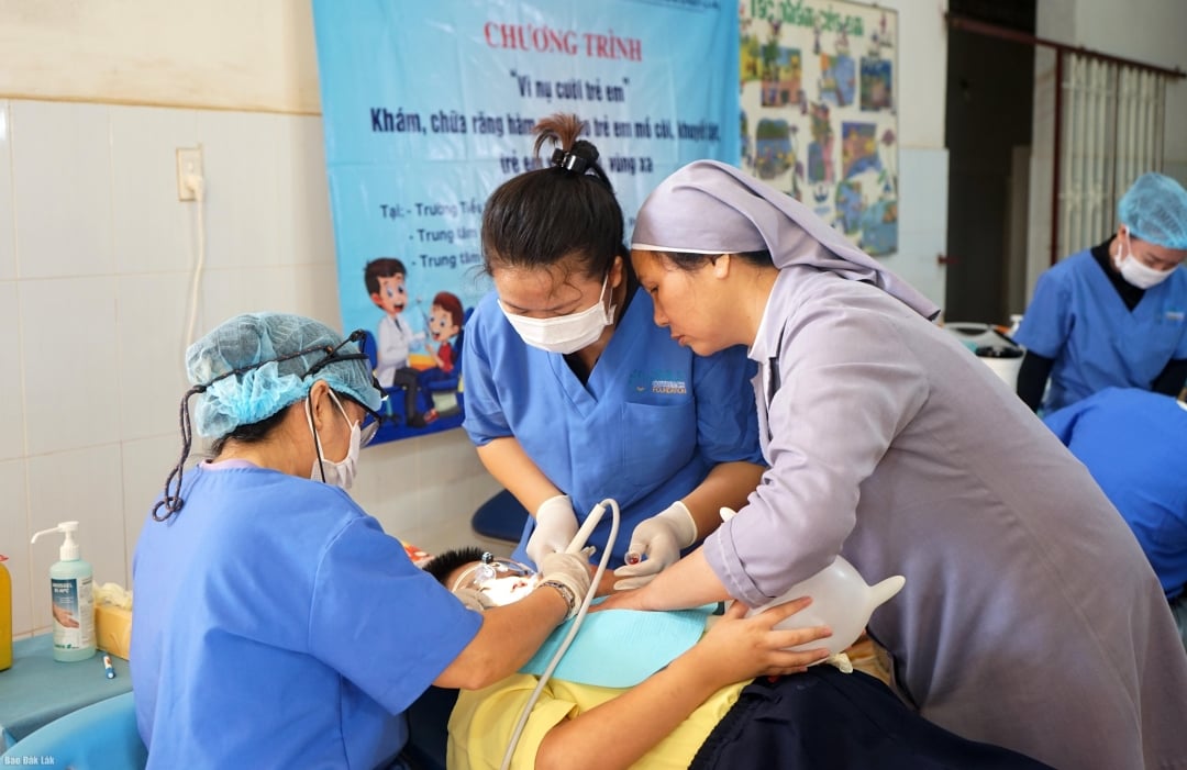 Điều trị răng miễn phí cho các em tại Trung tâm