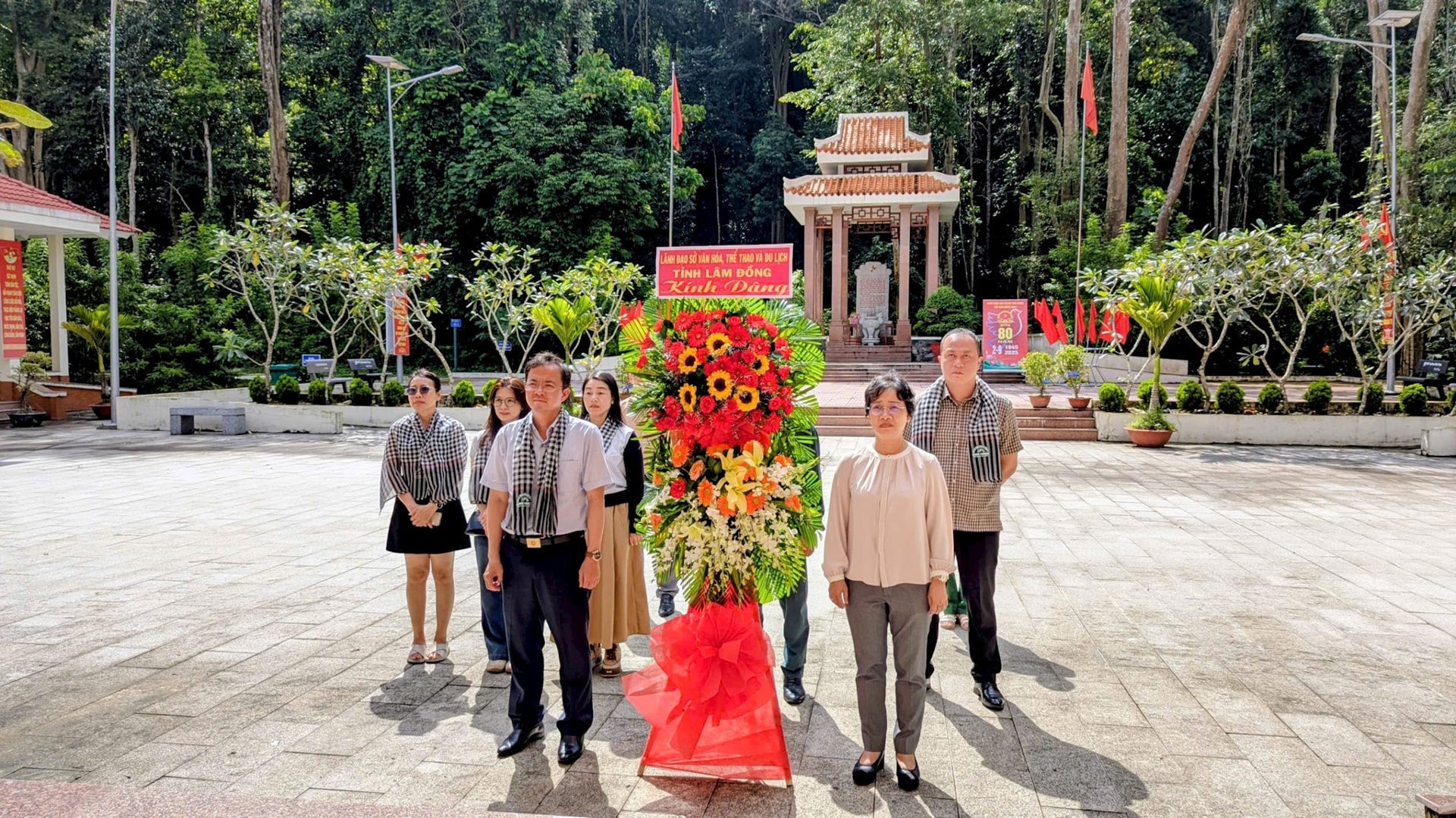 គណៈប្រតិភូ​មន្ទីរ​វប្បធម៌ កីឡា និង​ទេសចរណ៍​ខេត្ត​បាន​អុជ​ធូប​នៅ​មូលដ្ឋាន​គណៈកម្មាធិការ​បក្ស​ខេត្ត​ក្នុង​អំឡុង​សង្គ្រាម​តស៊ូ​ប្រឆាំង​អាមេរិក។