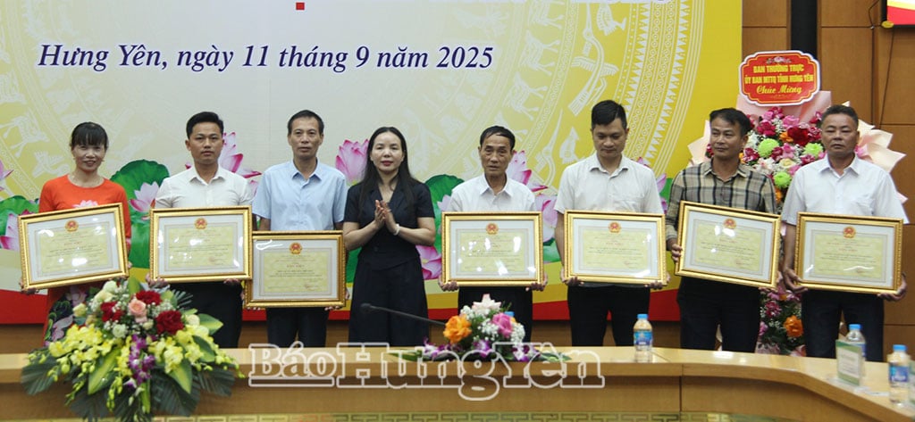 សមមិត្ត Ngo Thi Kim Hoan អនុប្រធានអចិន្ត្រៃយ៍គណៈកម្មាធិការរណសិរ្សមាតុភូមិខេត្ត បានប្រគល់ប័ណ្ណសរសើរពីប្រធានគណៈកម្មាធិការប្រជាជនខេត្ត ដល់សមូហភាពដែលមានស្នាដៃឆ្នើម។