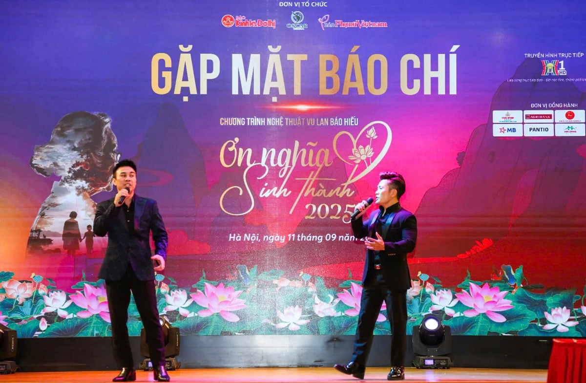 សិល្បករបានបញ្ជូនការសម្តែងពិសេសដើម្បីបើកកិច្ចប្រជុំជាមួយសារព័ត៌មាន។