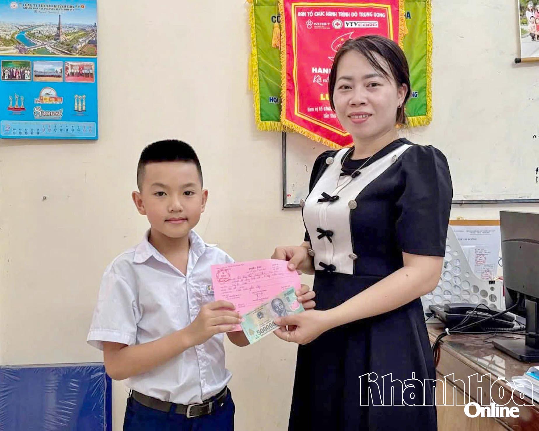 Dang Khoa (វួដ Nha Trang ខាងលិច) គាំទ្រប្រជាជនគុយបា។