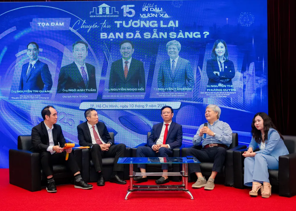 Bản sao Các đại biểu giao lưu tại chương trình kỷ niệm.jpeg