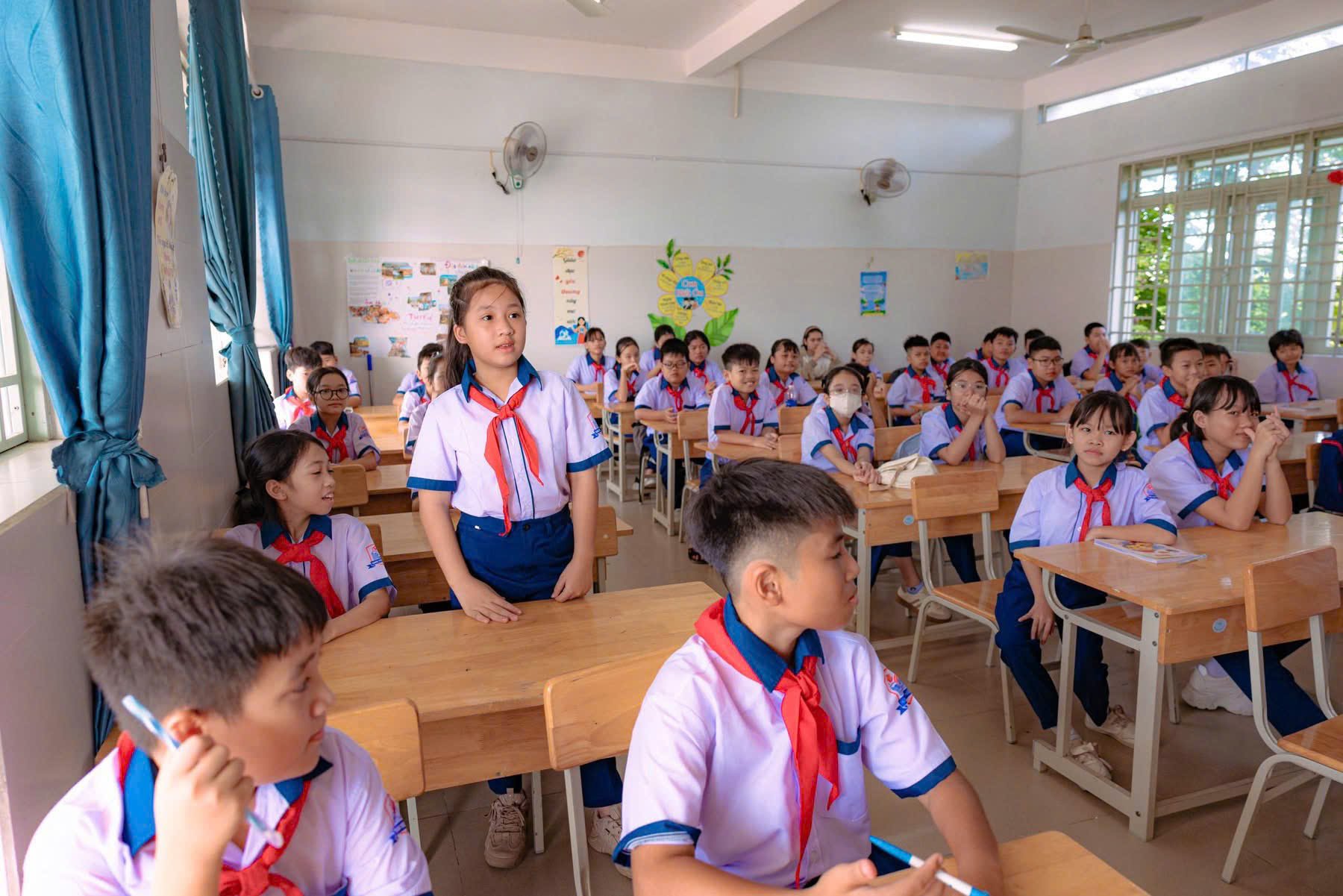 សិស្សានុសិស្សនៃអនុវិទ្យាល័យ Phuoc Tan 3 (Phuoc Tan Ward) ចូលឆ្នាំសិក្សាថ្មី។ រូបថត៖ T.Nam
