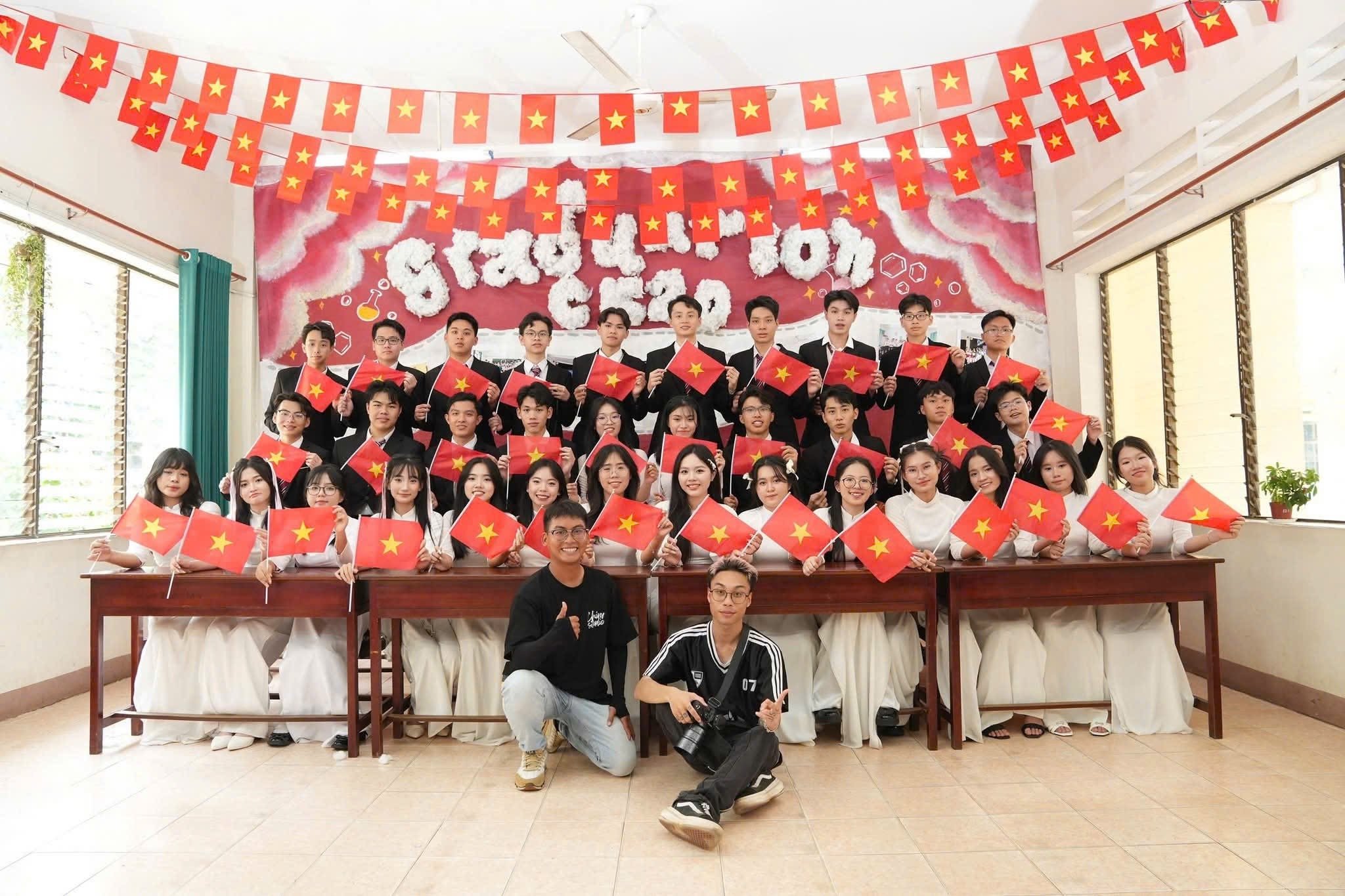 ថ្នាក់ 12C វិទ្យាល័យ Quang Trung សម្រាប់អំណោយ ថតរូបចុងឆ្នាំ។ រូបថត៖ NVCC