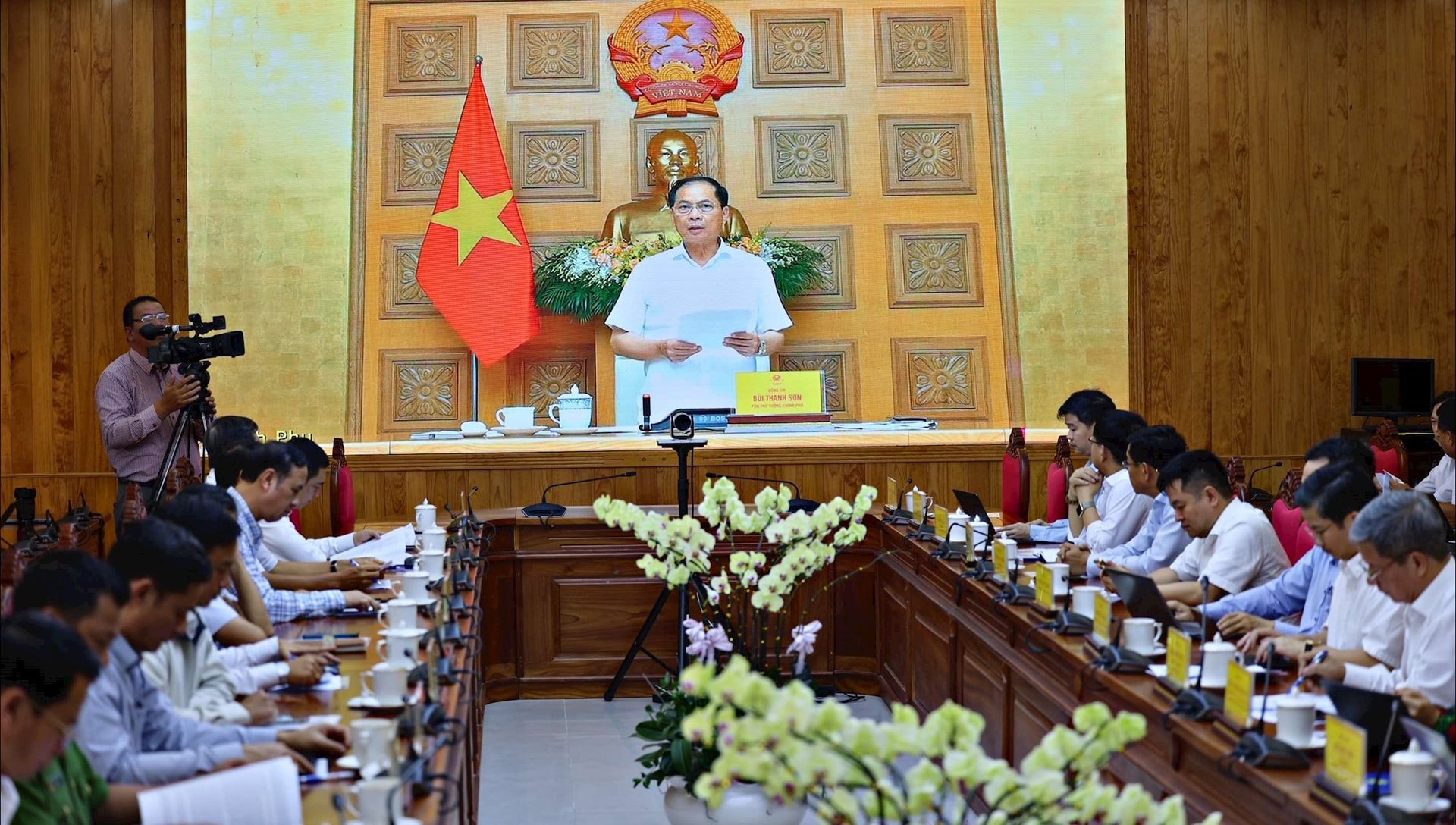 ឧបនាយករដ្ឋមន្ត្រី Bui Thanh Son ថ្លែងសុន្ទរកថាក្នុងសន្និសីទអនឡាញ។