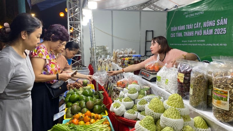 ផលិតផលផ្លែឈើ ផលិតផលកសិកម្ម ផលិតផល OCOP មកពីតំបន់ផ្សេងៗគ្នាទាក់ទាញអ្នកប្រើប្រាស់នៅក្នុងរដ្ឋធានី។