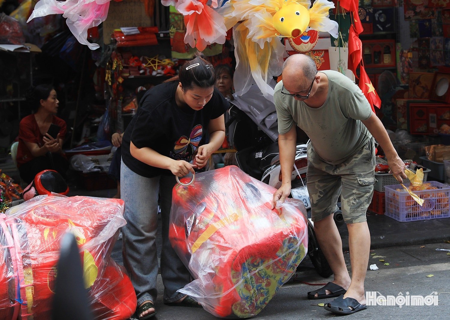 W_mid-autumn-festival-on-the-street-of-ghosts-4.jpg