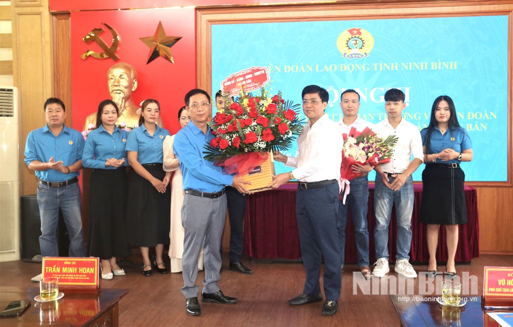 សមមិត្ត Tran Minh Hoan សមាជិកគណៈកម្មាធិការបក្សខេត្ត លេខាបក្ស ប្រធានក្រុមប្រឹក្សាប្រជាជនឃុំ Vu Ban ជូនកម្រងផ្កាអបអរសាទរគណៈកម្មាធិការប្រតិបត្តិសហជីពឃុំ។