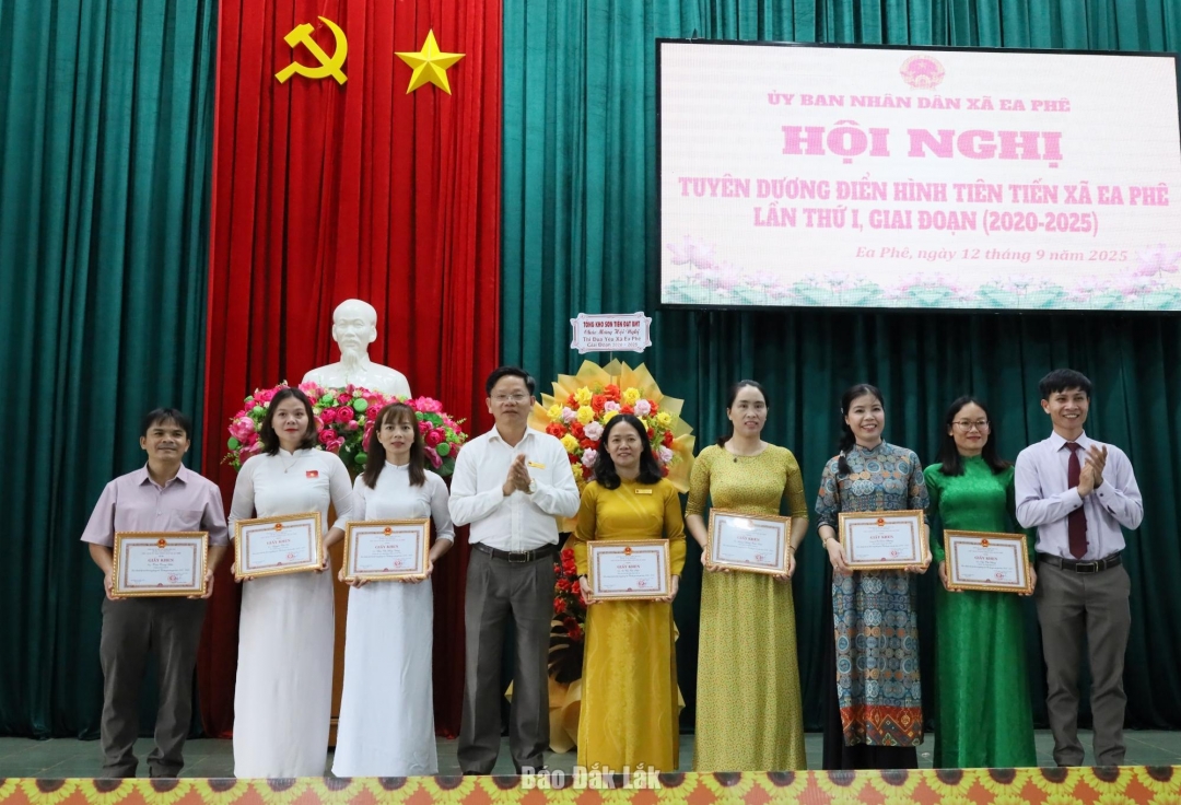សមូហភាព​ឆ្នើម​ត្រូវ​បាន​ផ្តល់​កិត្តិយស​និង​ទទួល​បាន​ប័ណ្ណ​សរសើរ​ពី​ប្រធាន​គណៈកម្មាធិការ​ប្រជាជន​ឃុំ​អៀភ។