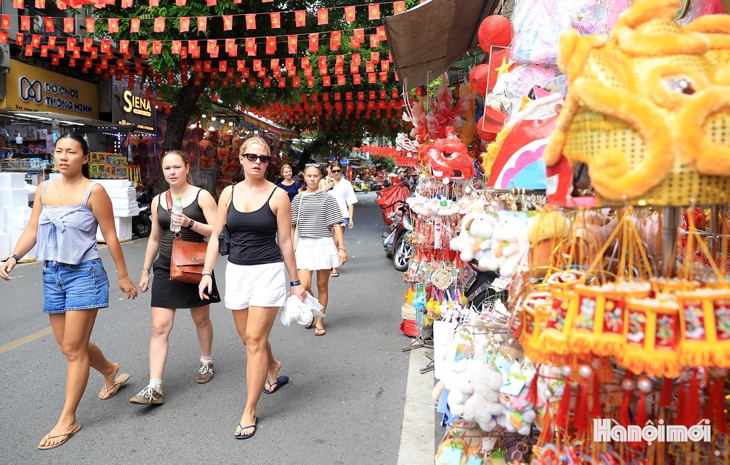 W_mid-autumn-festival-on-pho-hang-ma-10.jpg