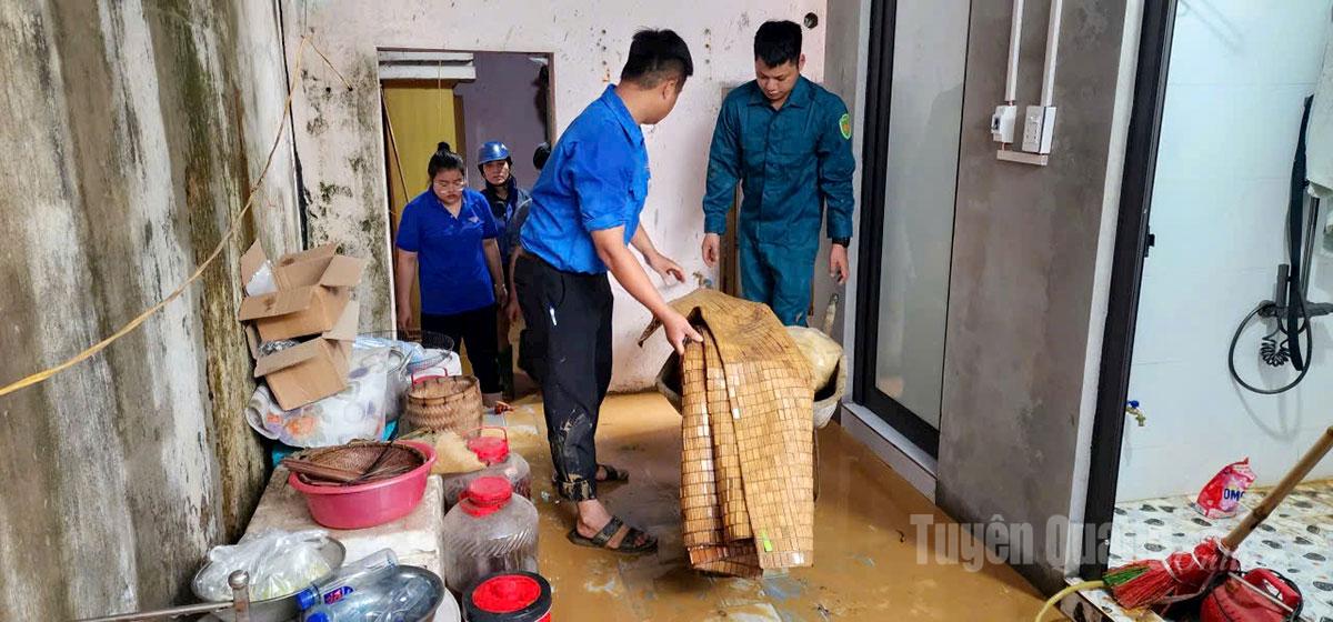 អាជ្ញាធរ​ជួយ​ប្រជាជន​ឃុំ Yen Phu ឲ្យ​រួច​ផុត​ពី​ទឹកជំនន់។
