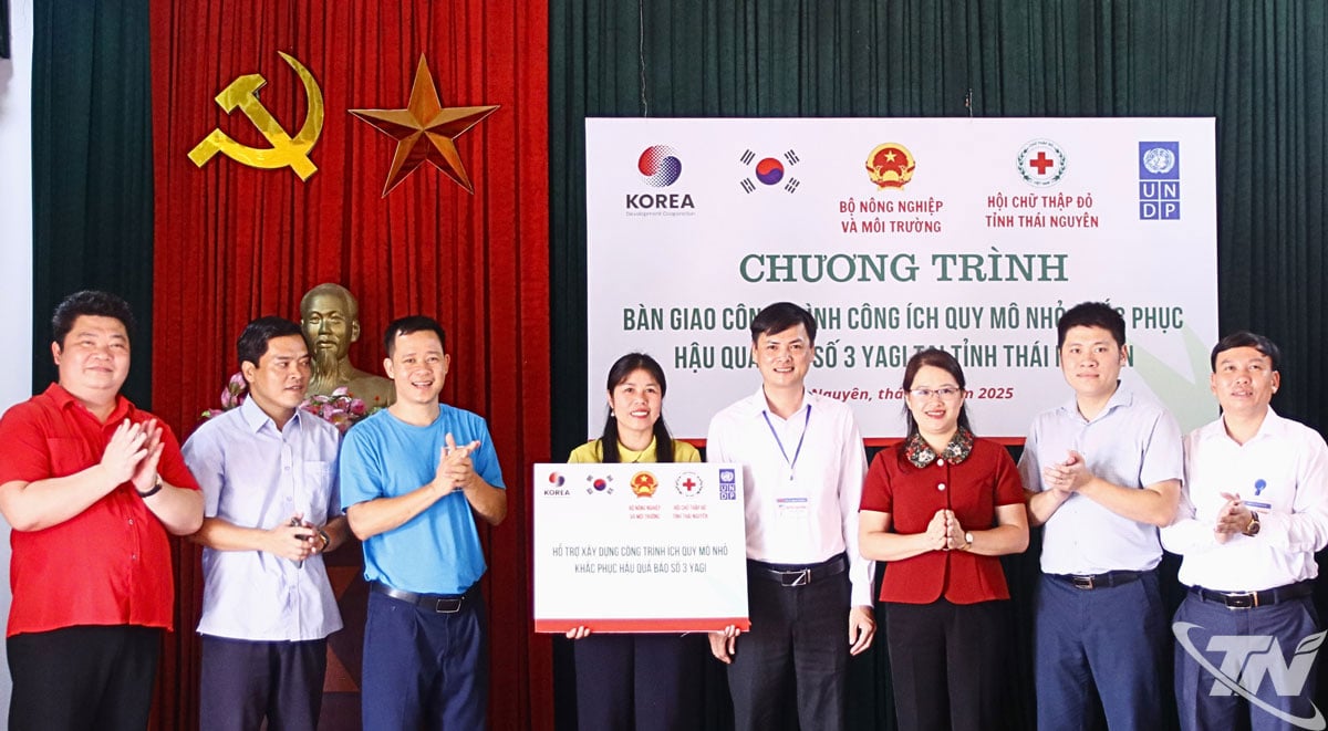 ប្រគល់​រង្វាន់​ជា​និមិត្ត​រូប​នៃ​ការ​ឧបត្ថម្ភ​សម្ភារៈ​បរិក្ខារ​សម្រាប់​ការ​ទប់​ស្កាត់​គ្រោះ​មហន្តរាយ​ធម្មជាតិ​ដល់​ឃុំ Tan Khanh