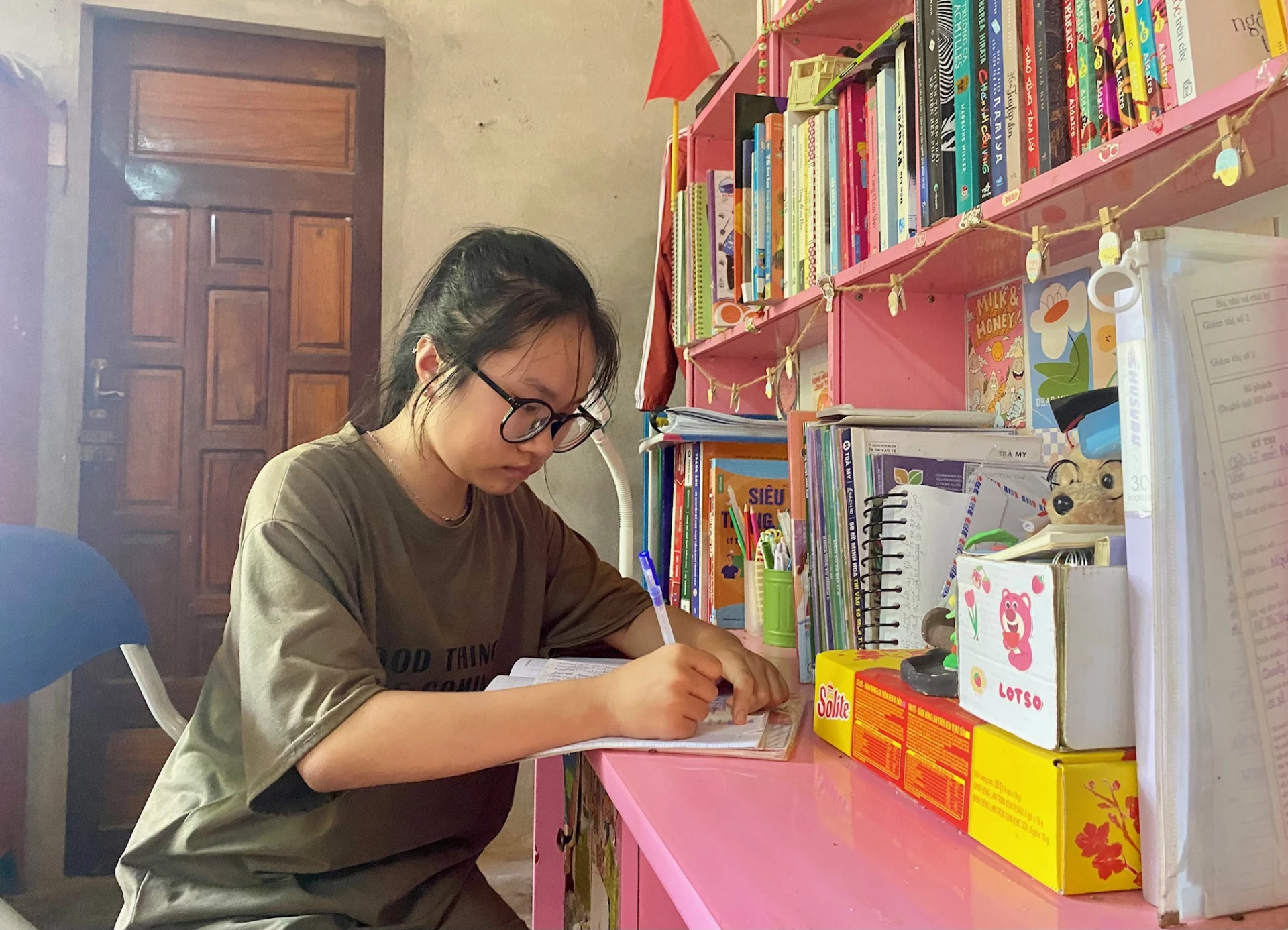 ថ្វីត្បិតតែជីវិតនៅតែពោរពេញដោយភាពលំបាកក៏ដោយ ប៉ុន្តែ Ho Thi Uyen Nhi តែងតែព្យាយាមជំនះទុក្ខលំបាក ដើម្បីសិក្សាឱ្យបានល្អ - រូបភាព៖ N.B