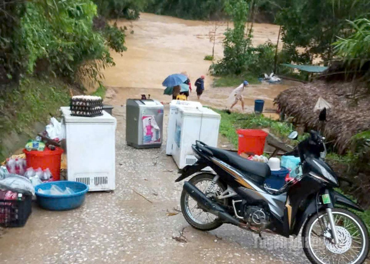 Mưa lớn gây lũ ngập úng chia cắt một số tuyến đường trên địa bàn xã Hàm Yên và các xã lân cận.