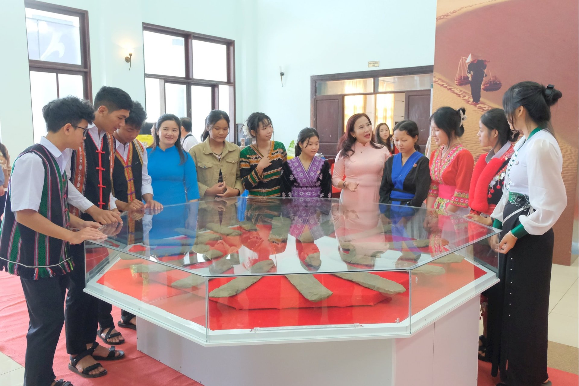 សិស្សានុសិស្សនៃសាលាក្រុមប្រឹក្សាជនជាតិភាគតិច N'Trang Long រីករាយទស្សនាតំបន់តាំងពិពណ៌ Dak Son Lithophone។