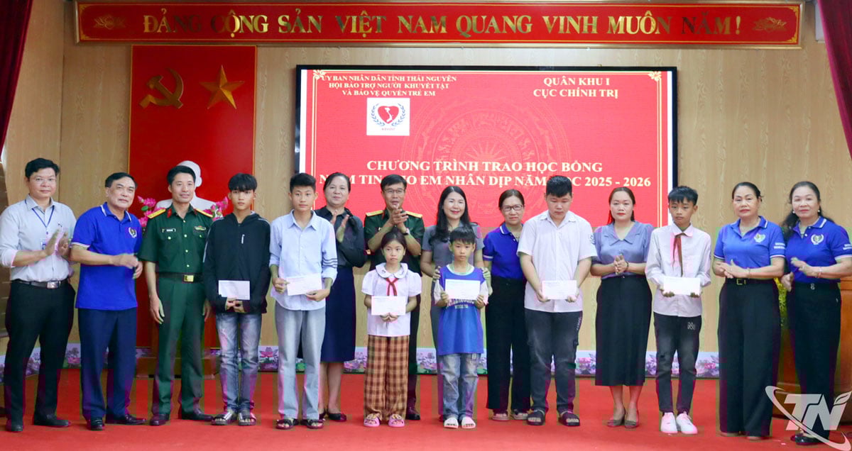 គណៈកម្មាធិការរៀបចំបានប្រគល់អាហារូបករណ៍ Faith ដល់កុមារនៅឃុំ Binh Thanh។
