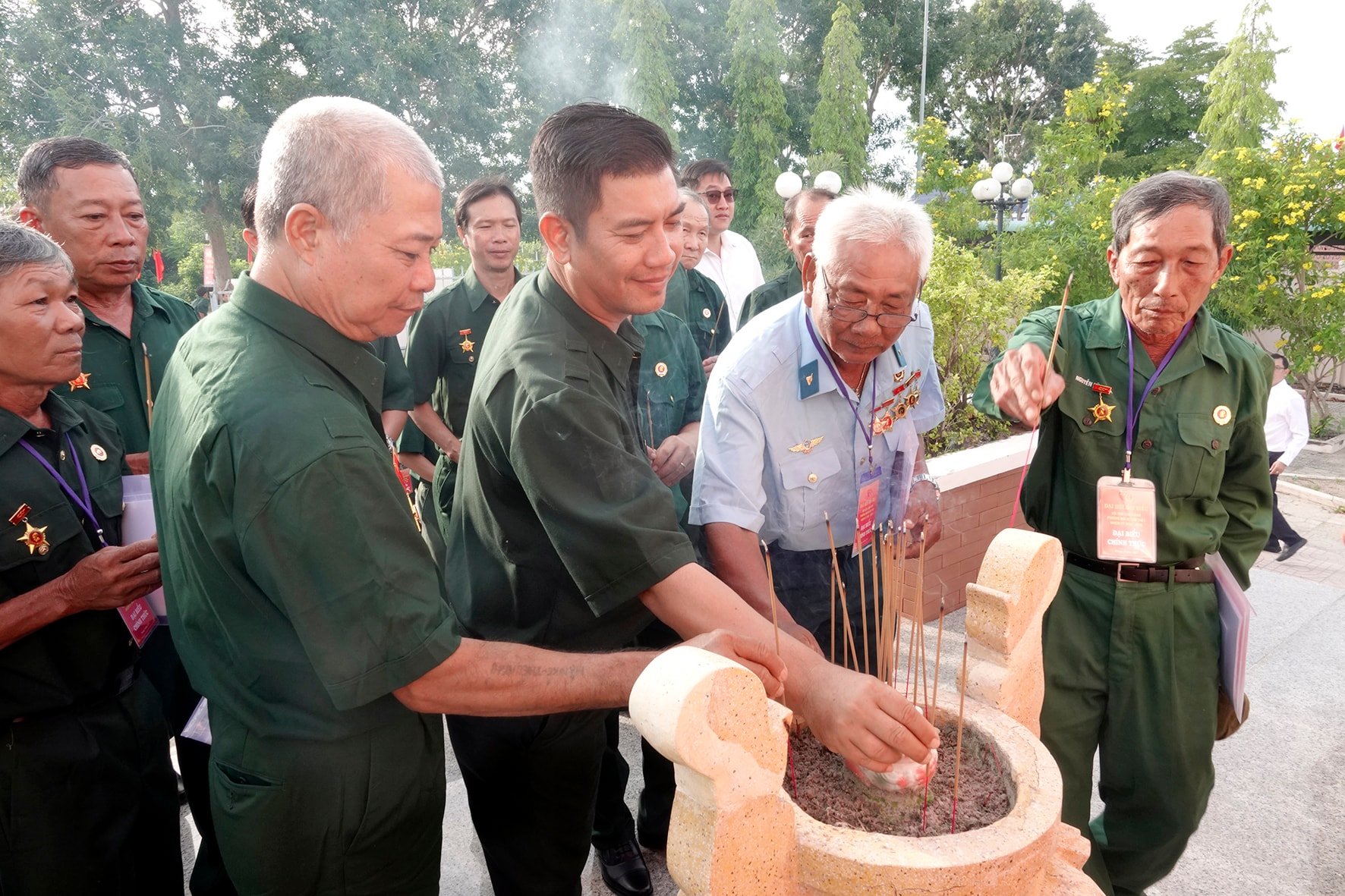 គណៈប្រតិភូចូលរួមសមាជបានទៅសួរសុខទុក្ខទុក្ករបុគ្គលនៅវិមានទុក្ករបុគ្គលក្នុងវួដ Mui Ne (3)