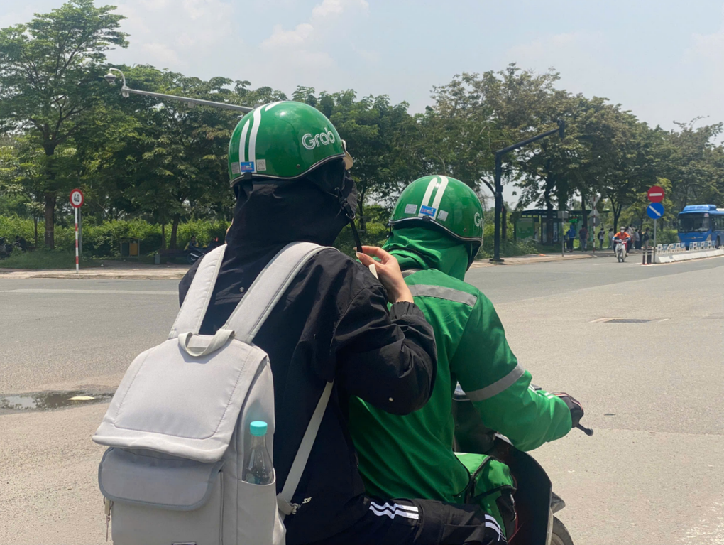 Sinh viên TPHCM chật vật khi xe buýt 33 bỏ trạm Ký túc xá Khu B - 3