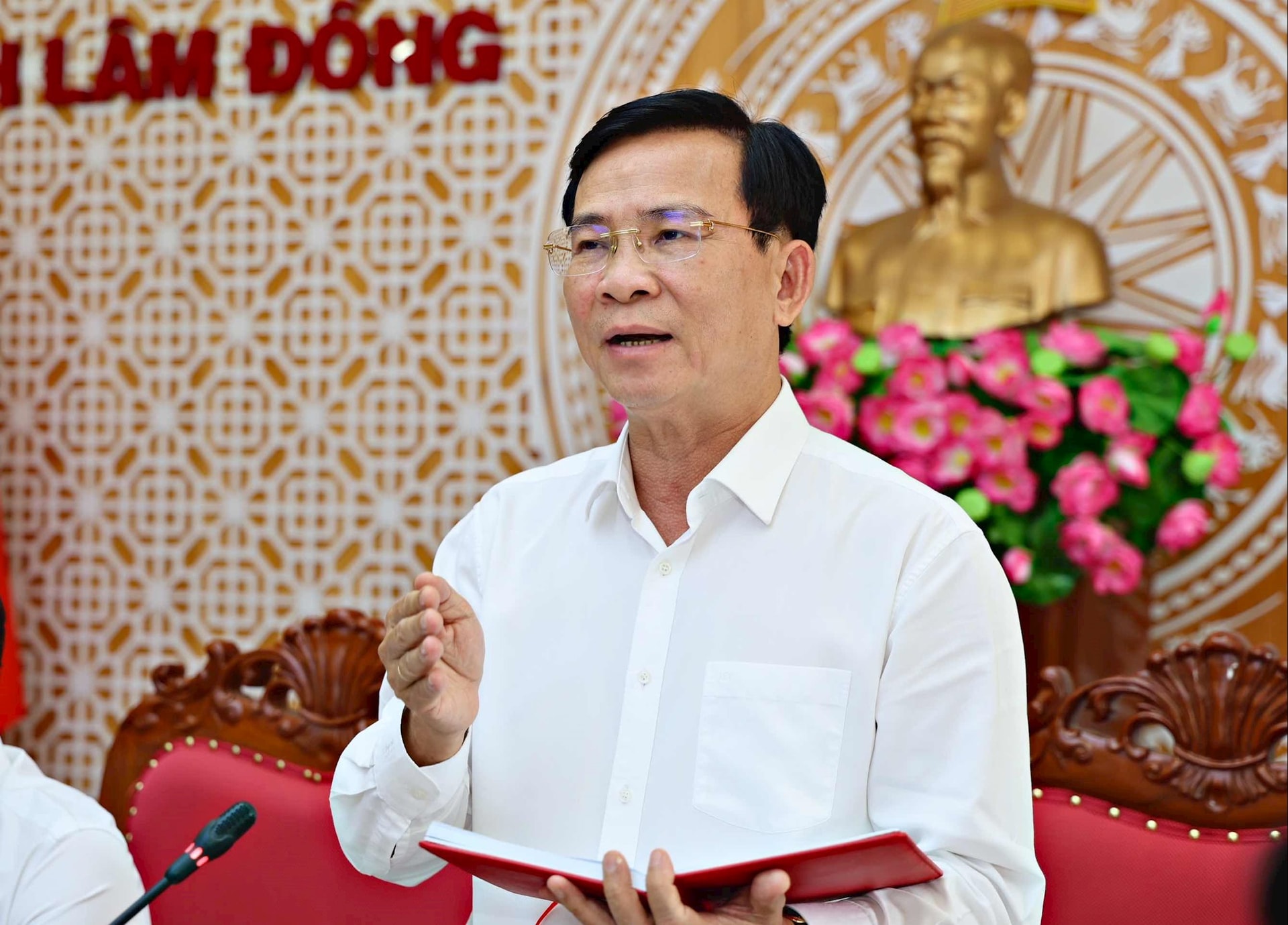 Đồng chí Hồ Văn Mười, Chủ tịch UBND tỉnh Lâm Đồng phát biểu tại buổi làm việc