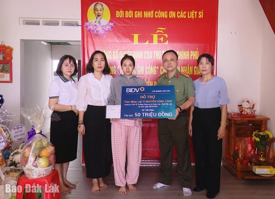 តំណាងអង្គភាពបានប្រគល់ថវិកា និងសៀវភៅសន្សំទុកសម្រាប់ផ្គត់ផ្គង់គ្រួសារសពលោក Nguyen Dong Canh។
