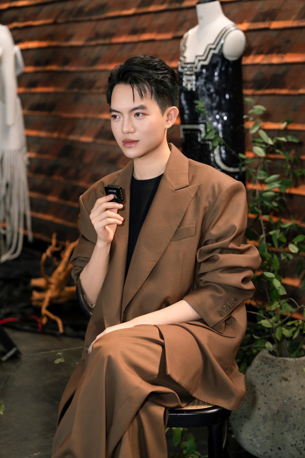 Phan Đăng Hoàng đưa tranh sơn mài Nguyễn Gia Trí đến sàn thời trang Milan - 1