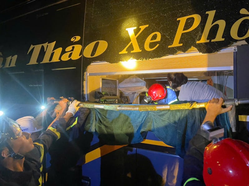 គ្រោះថ្នាក់​ចរាចរណ៍​ជាច្រើន​លើក​នៅលើ​ផ្លូវជាតិ​ឡា​សឹ​ន​-​ទុយ​ឡូ​ន មនុស្ស​១២​នាក់​ជាប់​ក្នុង​រថយន្តក្រុង​ដឹក​អ្នកដំណើរ​-០