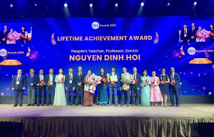 Ban Tổ chức đã trao Giải thưởng Cống hiến trọn đời (Lifetime Achievement Award) cho Nhà giáo nhân dân, Giáo sư, Tiến sĩ, bác sĩ Nguyễn Đình Hối.
