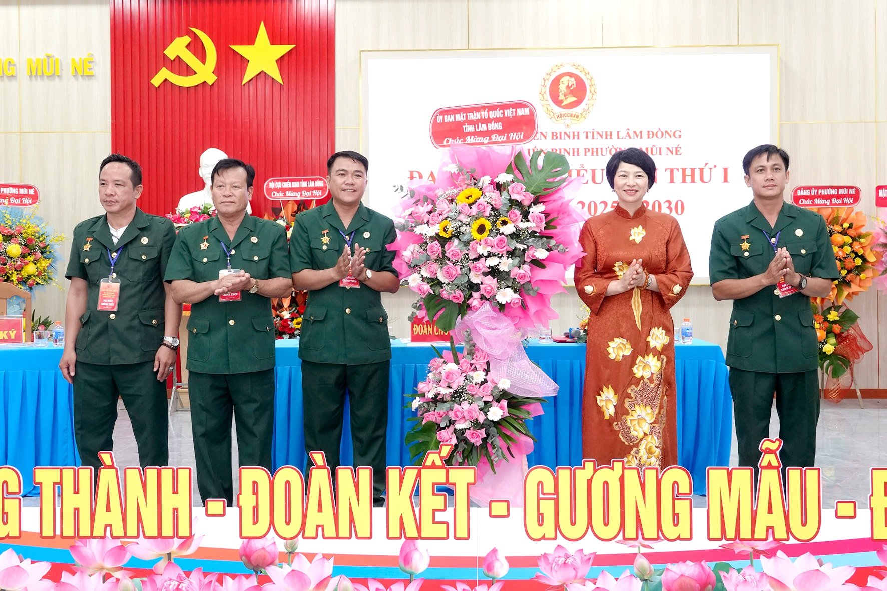 សមមិត្ត Pham Thi Phuc អនុលេខាគណៈកម្មាធិការបក្សខេត្ត ប្រធានគណៈកម្មាធិការរណសិរ្សមាតុភូមិវៀតណាមខេត្ត ជូនផ្កាអបអរសាទរមហាសន្និបាត។