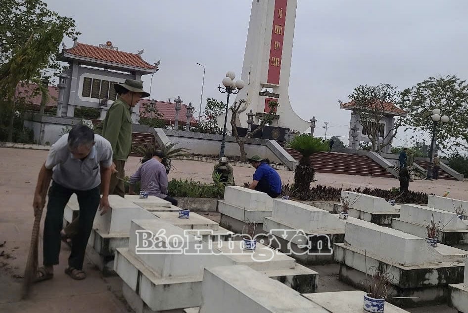 សមាជិក​សមាគម​អតីតយុទ្ធជន​ឃុំ​មេស សម្អាត និង​លម្អ​ទីបញ្ចុះសព​យុទ្ធជន​ក្នុង​តំបន់។