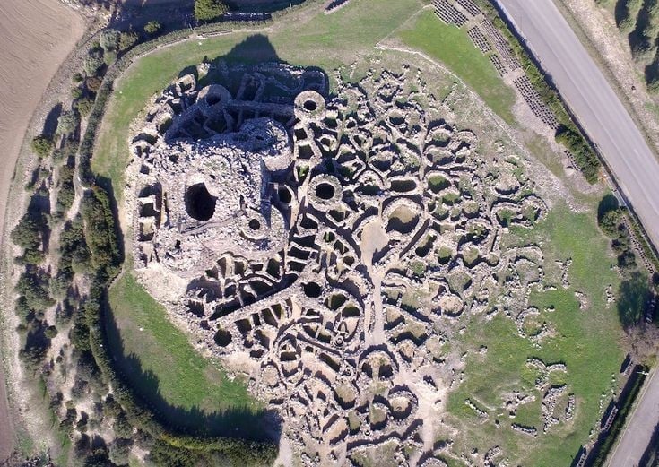 Là trung tâm cộng đồng cổ đại. Người Nuragic dùng nơi này để sinh sống, cúng tế, phòng thủ và giao thương, cho thấy tính chất đa năng của di tích. Ảnh: Pinterest.