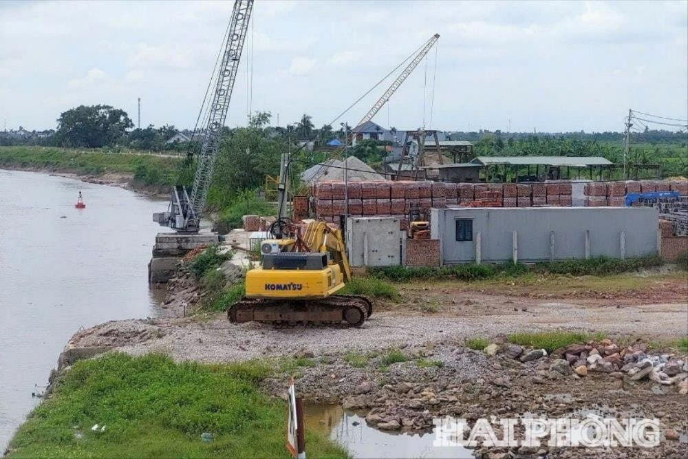 ចំណត​មួយ​នៅ​ជើង​ស្ពាន Han សង្កាត់ Vinh Bao ក្រុង Hai Phong មិន​ស្រប​តាម​ការ​គ្រោង​ទុក។