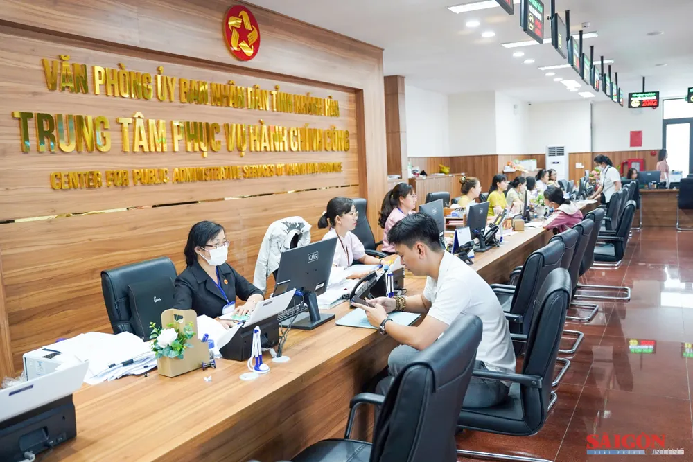 នៅខាងក្នុងមជ្ឈមណ្ឌលសេវាកម្មរដ្ឋបាលសាធារណៈខេត្ត Khanh Hoa (រូបភាព៖ HIEU GIANG)
