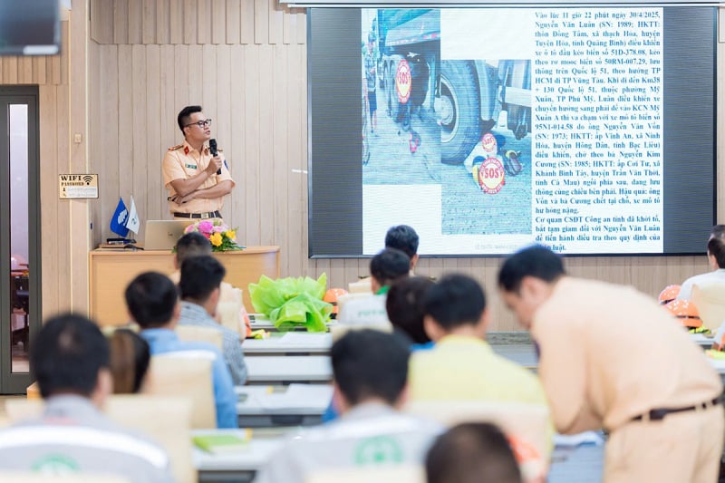 Phòng CSGT Công an TP Hồ Chí Minh tổ chức hội thảo khoa học về Quy chuẩn xếp hàng hóa an toàn trên xe ô tô tại khu vực 2 -0