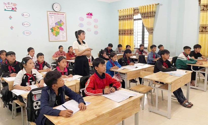 សិស្ស​ជាង ៣០០ នាក់​នៅ​ឃុំ Thanh Tin បាន​ត្រឡប់​ទៅ​សាលា​វិញ​បន្ទាប់​ពី​បាន​ឈប់​សម្រាក ២ ថ្ងៃ ដោយសារ​ភ្លៀង​ធ្លាក់​ខ្លាំង។
