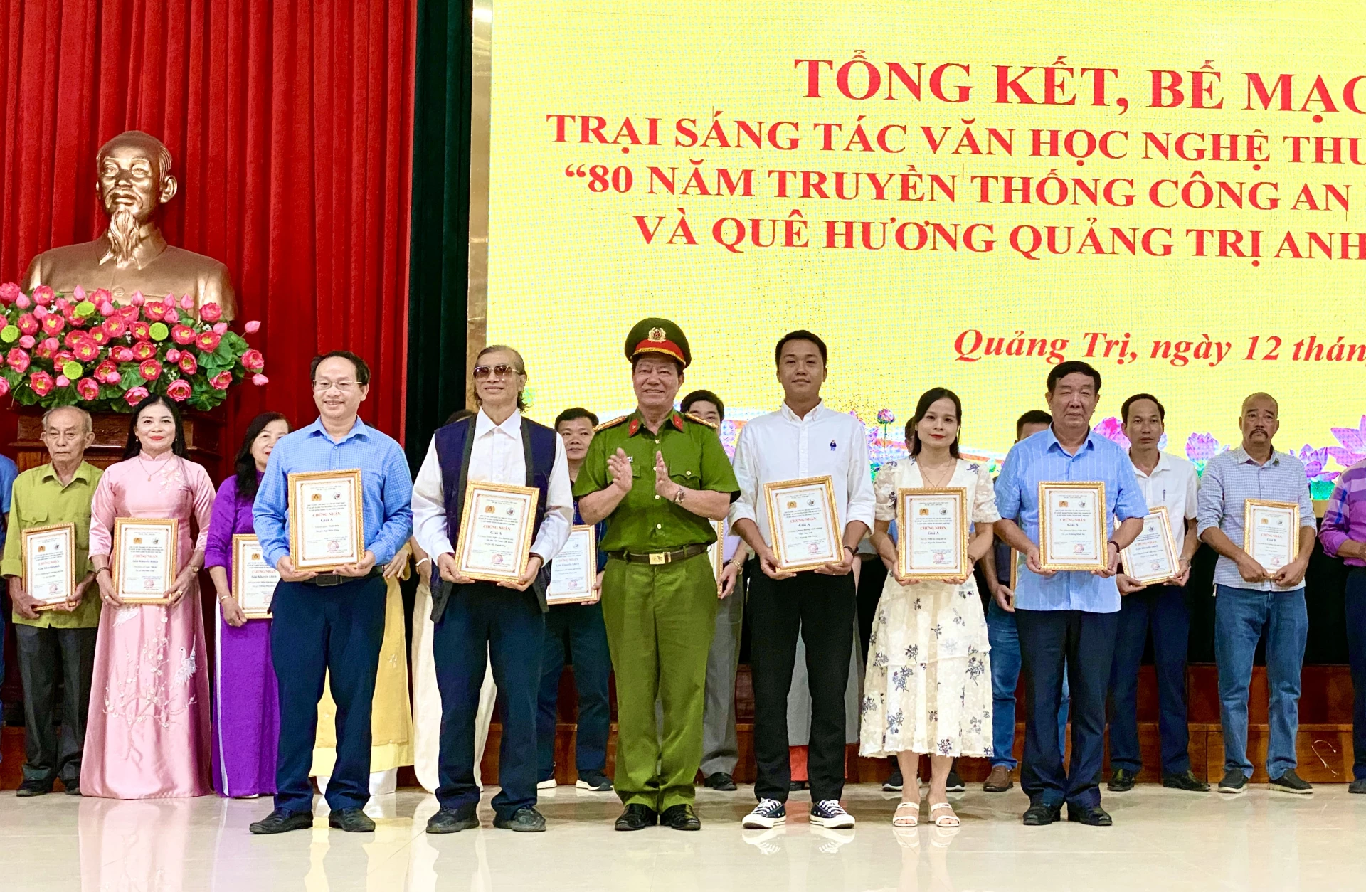 លោកវរសេនីយ៍ឯក Le Phuong Nam ស្នងការរងនគរបាលខេត្ត Quang Tri បានប្រគល់រង្វាន់ A ដល់អ្នកនិពន្ធ។ រូបថត៖ MD