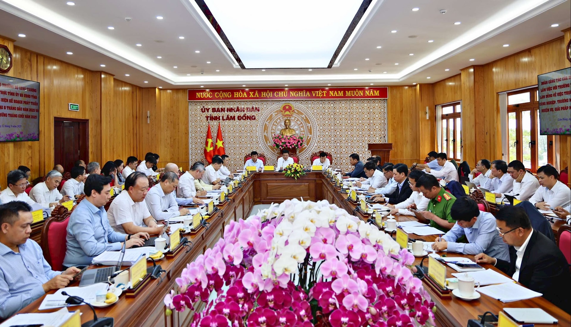 Quang cảnh đoàn công tác Bộ Công thương làm việc với Thường trực Tỉnh uỷ Lâm Đồng sáng nay