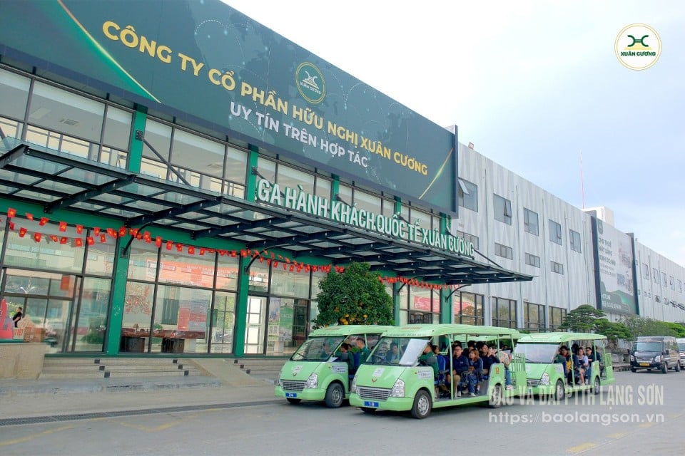 ក្រុមហ៊ុនភាគហ៊ុនរួម Huu Nghi Xuan Cuong ប្រើប្រាស់រថយន្តអគ្គិសនីដើម្បីដឹកជញ្ជូនអ្នកដំណើរចូល និងចេញតាមច្រកទ្វារព្រំដែនអន្តរជាតិ Huu Nghi ។