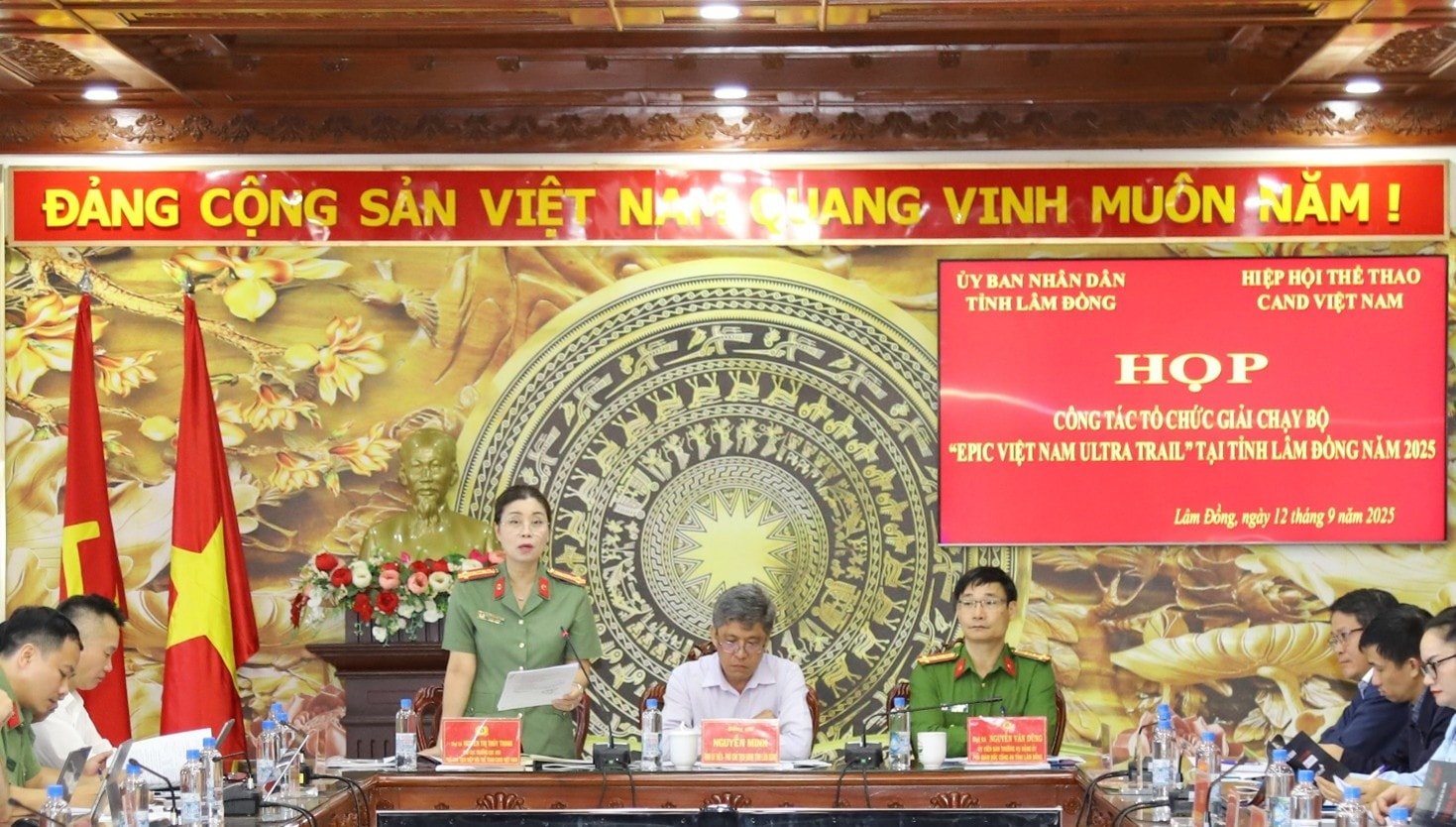 Ο Συνταγματάρχης Nguyen Thi Thuy Thanh, Αναπληρωτής Διευθυντής του Τμήματος Πολιτικού Εργασίας - Αντιπρόεδρος της Αθλητικής Ένωσης Δημόσιας Ασφάλειας, πραγματοποίησε ομιλία.