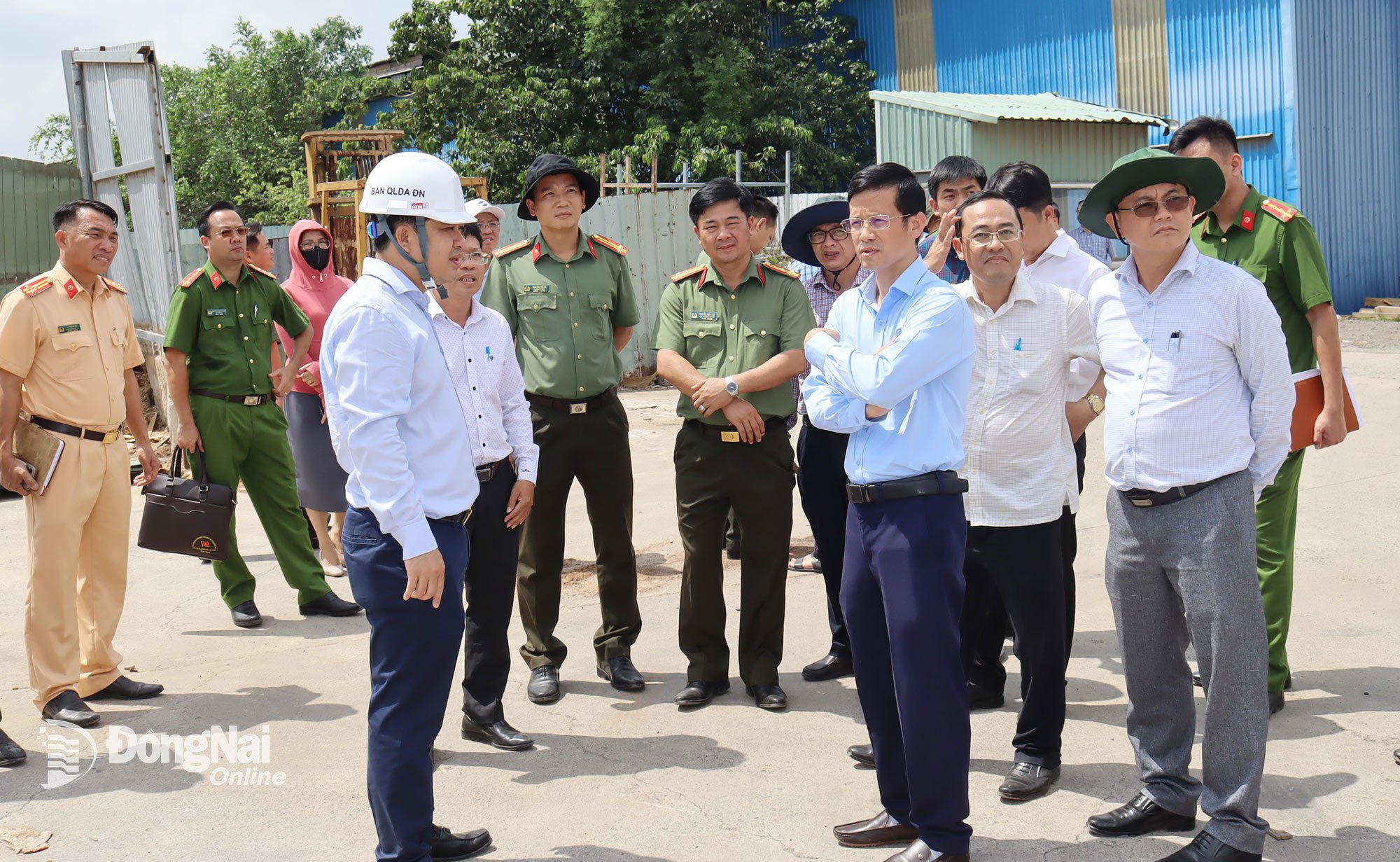 សមាជិកគណៈកម្មាធិការបក្សខេត្ត និងជាអនុប្រធានគណៈកម្មាធិការប្រជាជនខេត្ត លោក Ho Van Ha បានពិនិត្យការផ្លាស់ទីលំនៅរបស់សហគ្រាសនៅសួនឧស្សាហកម្ម Bien Hoa 1។ រូបថត៖ Hoang Loc