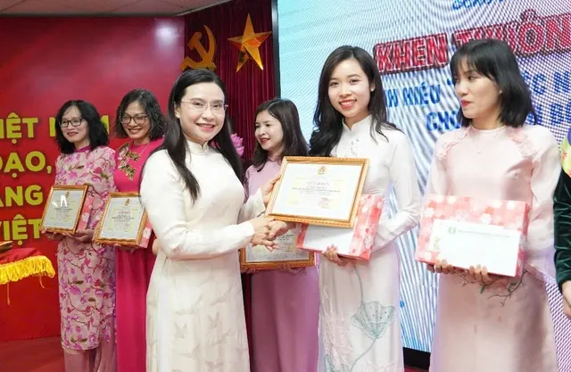 ការផ្តល់រង្វាន់ដល់សមាជិកសហជីពនារីដែលសម្រេចបាននូវចំណងជើង៖ 