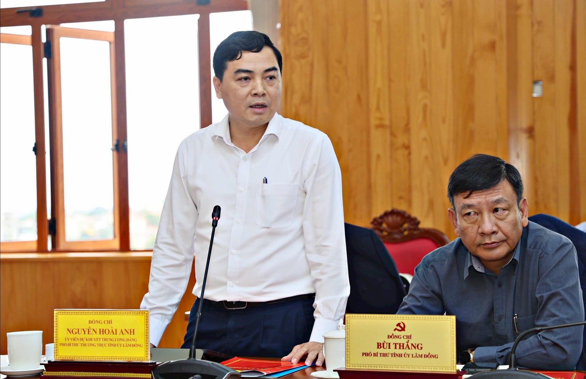 Đồng chí Nguyễn Hoài Anh, Phó Bí thư Thường trực Tỉnh uỷ phát biểu kiến nghị một số nội dung với đoàn công tác Bộ Công thương