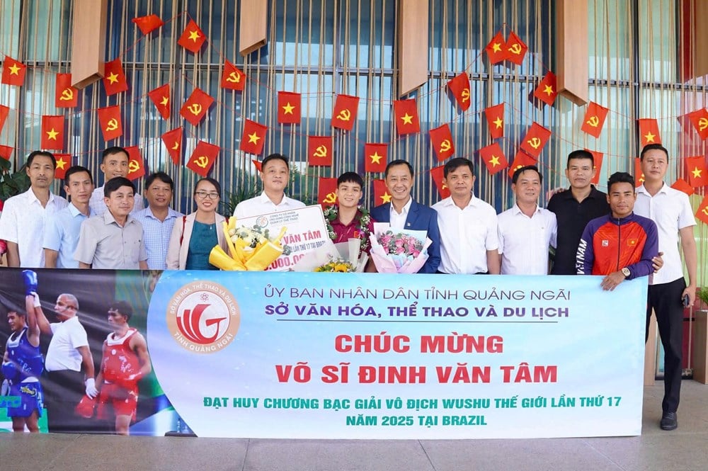Quang Ngai ស្វាគមន៍អត្តពលិកដែលឈ្នះជើងឯក Wushu ពិភពលោក - រូបថត ១