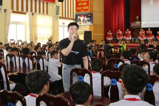 Erik hát tặng các em những bài hát truyền cảm hứng về tình thân