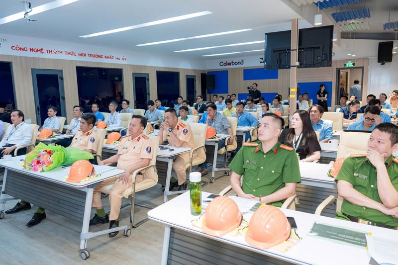Phòng CSGT Công an TP Hồ Chí Minh tổ chức hội thảo khoa học về Quy chuẩn xếp hàng hóa an toàn trên xe ô tô tại khu vực 2 -2