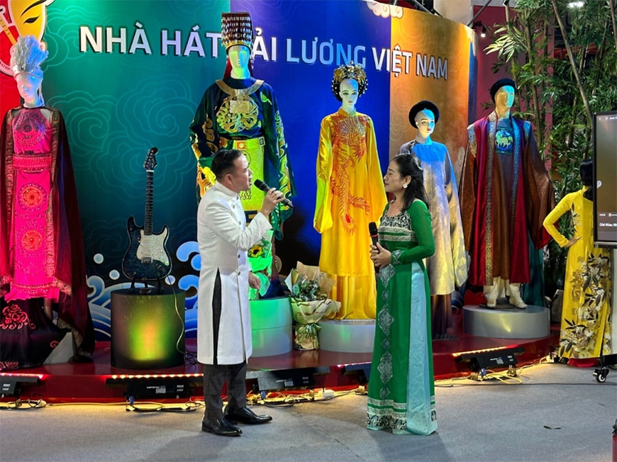 វិចិត្រករ Nguyen Van Dang ក្រុម Cai Luong នៃមហោស្រពប្រពៃណីជាតិវៀតណាម សម្តែងជាមួយសហការី។