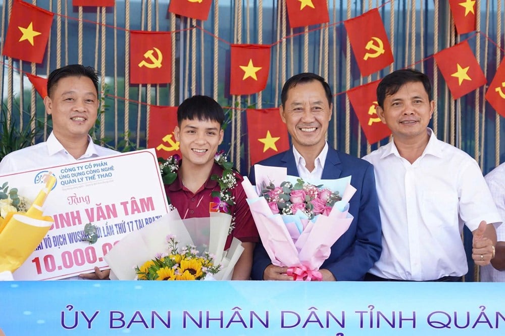 Quang Ngai ស្វាគមន៍អត្តពលិកដែលបានឈ្នះជើងឯក Wushu ពិភពលោក - រូបថត 2